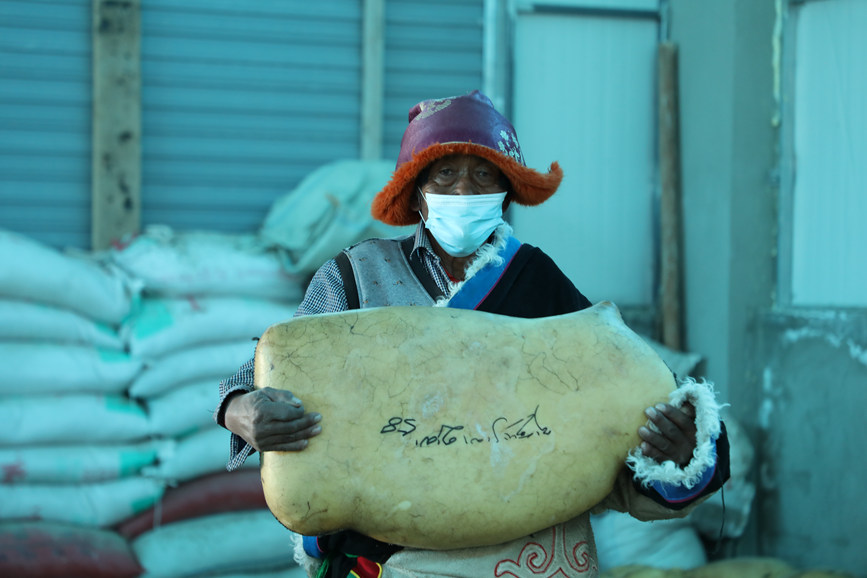 茶措村牧区改革合作社酥油分红现场。索朗仁青 摄