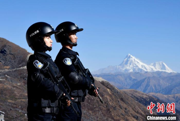 1月6日，移民警察在执勤。　李林 摄