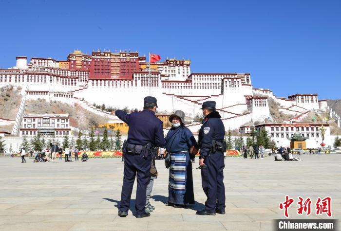 图为1月23日，布达拉宫广场派出所民警正在回答民众咨询。　贡嘎来松 摄