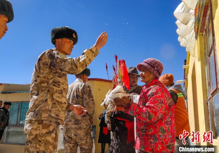 西藏阿里军分区慰问驻地群众共迎藏历新年