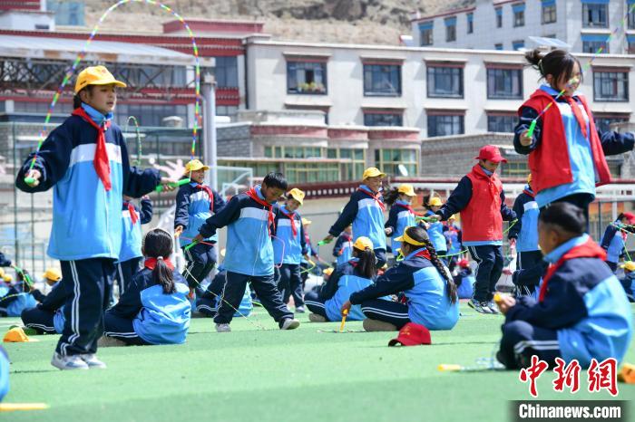 图为学生正在练习跳绳。　贡嘎来松 摄