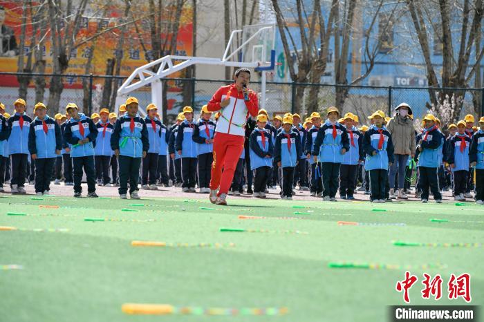 图为学生在跳绳教练齐景龙的指导下做准备运动。　贡嘎来松 摄