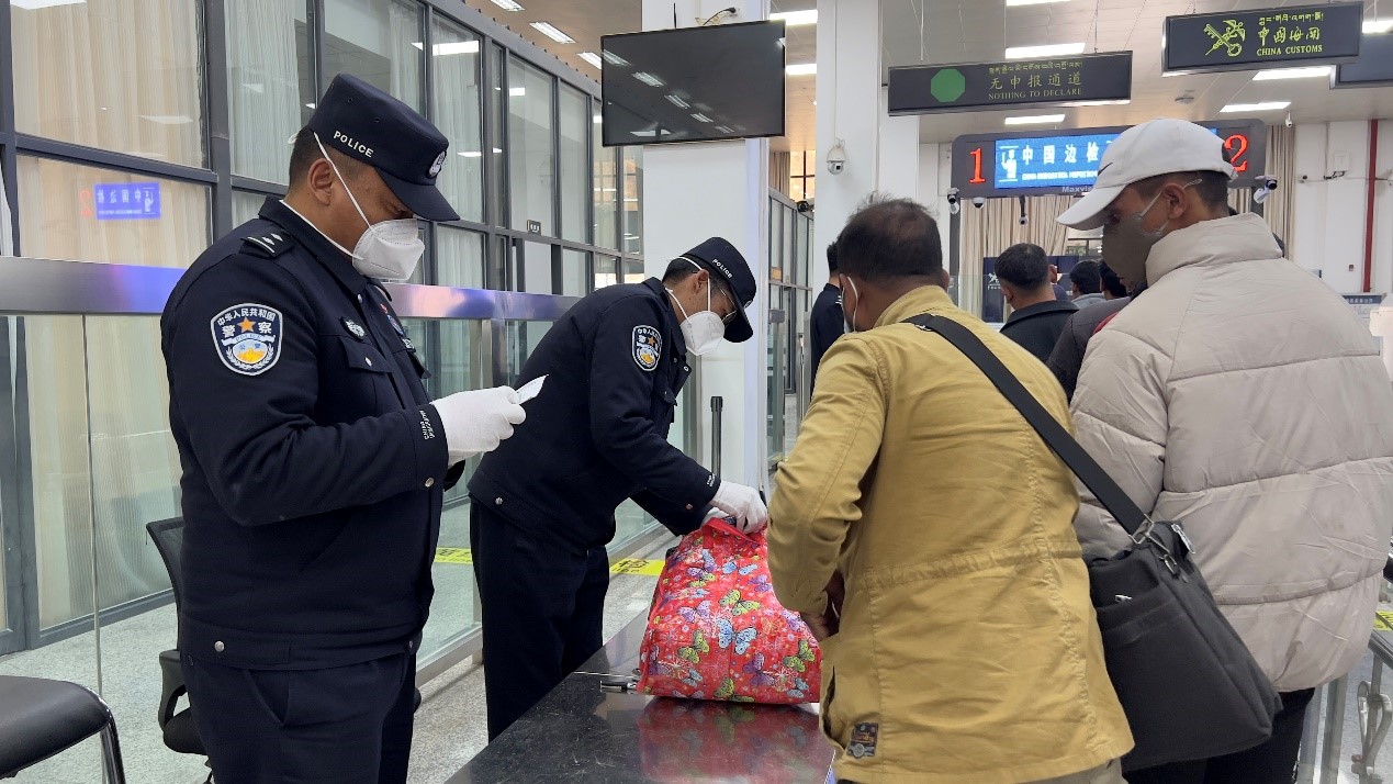 吉隆口岸移民管理警察正在对行李物品进行检查。人民网记者 唐宋摄