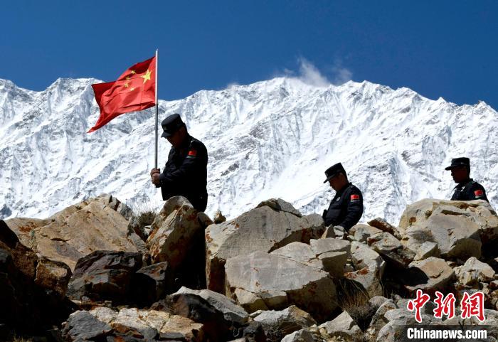 底雅边境派出所民警夏永军(左一)在巡逻中。