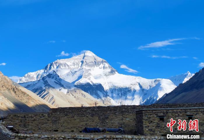 图为在珠峰大本营观赏珠穆朗玛峰。　赵延 摄