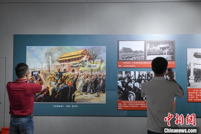 图为市民参观《曙光·伟业——五四运动与中国共产党的成立》“七一”特展。　贡嘎来松 摄
