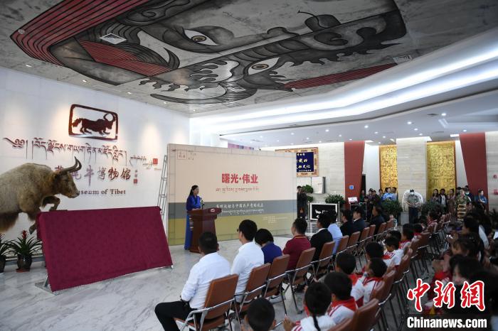 图为《曙光·伟业——五四运动与中国共产党的成立》“七一”特展开幕仪式现场。　贡嘎来松 摄