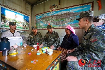 武警西藏总队拉萨支队执勤八大队官兵慰问藏族老人。何腾海 摄