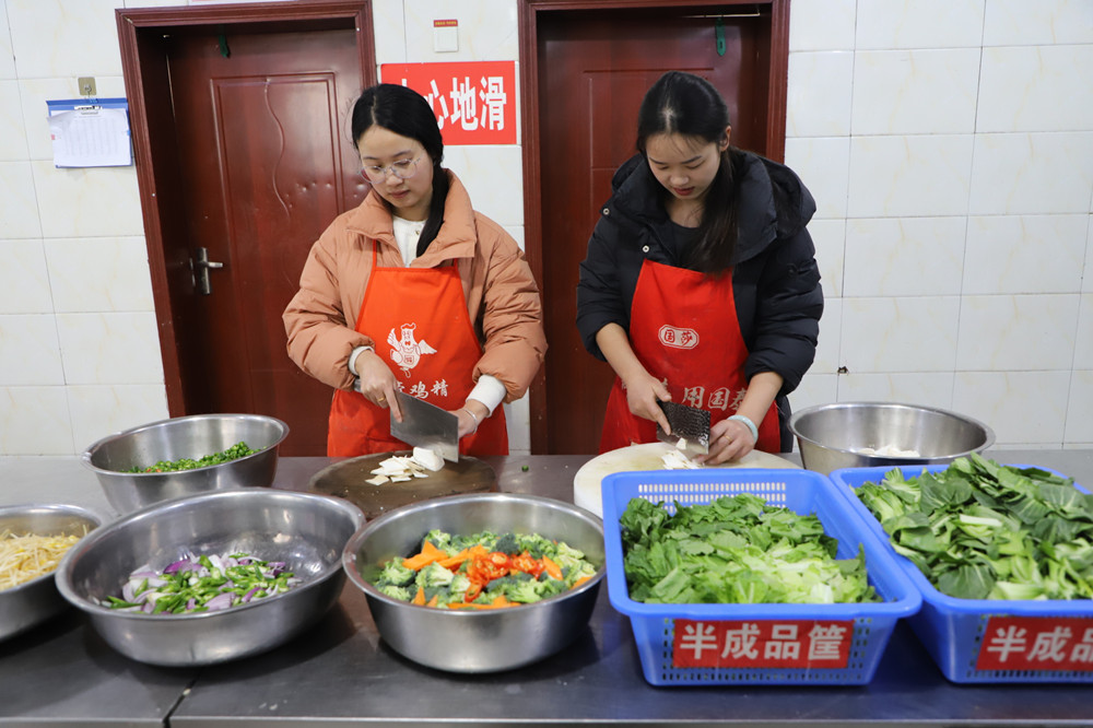 来队家属帮厨做家乡菜。潘锦涛摄