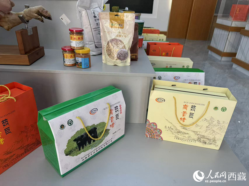 茹巨藏香猪礼盒。罗雨欣摄