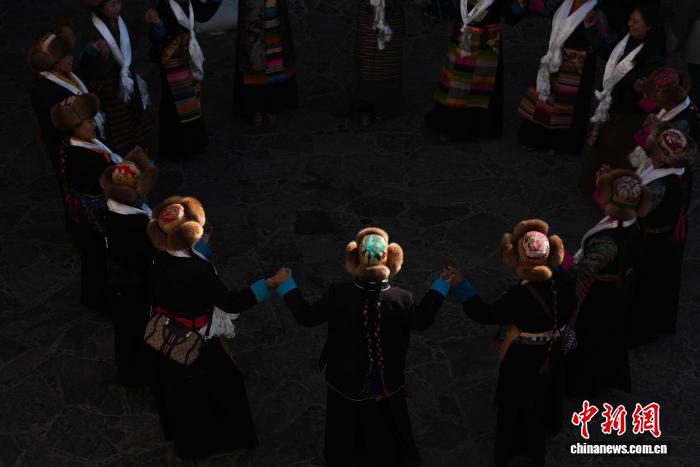 西藏白拉姆节将至拉萨信众盛装赴寺祈福
