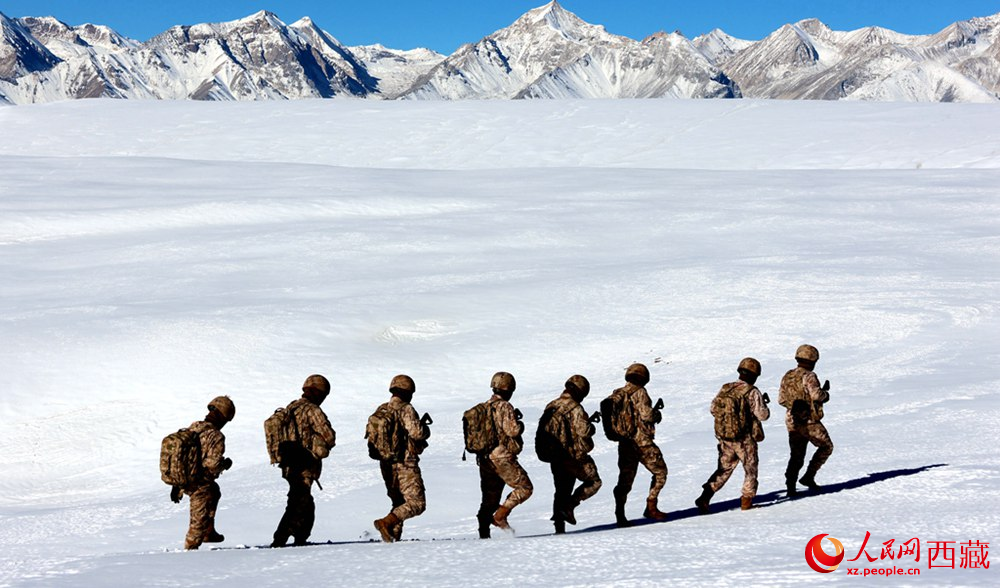 官兵在巡逻。人民日报记者 琼达卓嘎摄