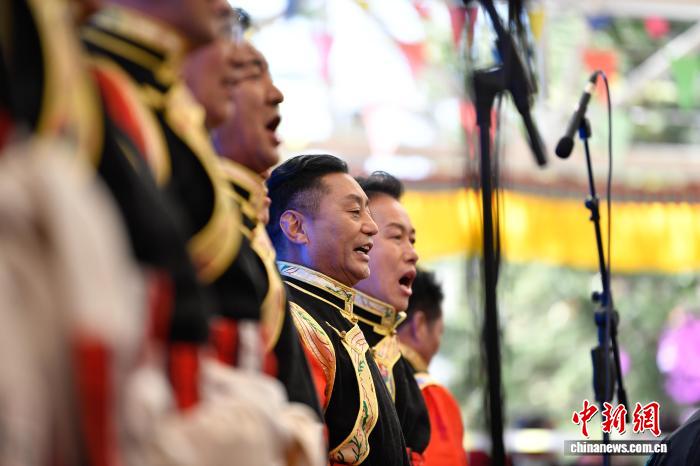 拉萨群众音乐会点燃新年氛围