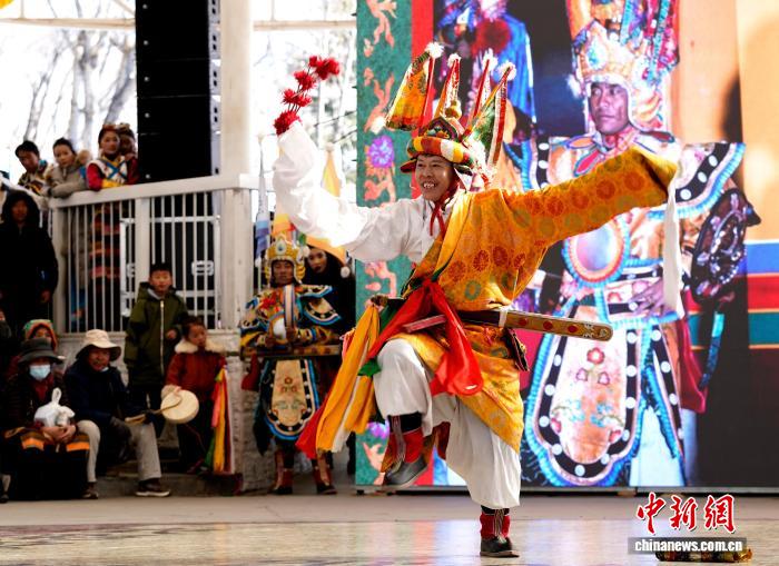 西藏拉萨:布达拉宫脚下上演服饰秀