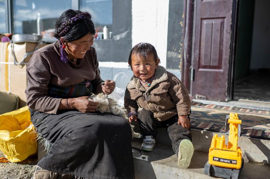 次仁普尺的妈妈在院子里做家务。人民网记者 翁奇羽摄