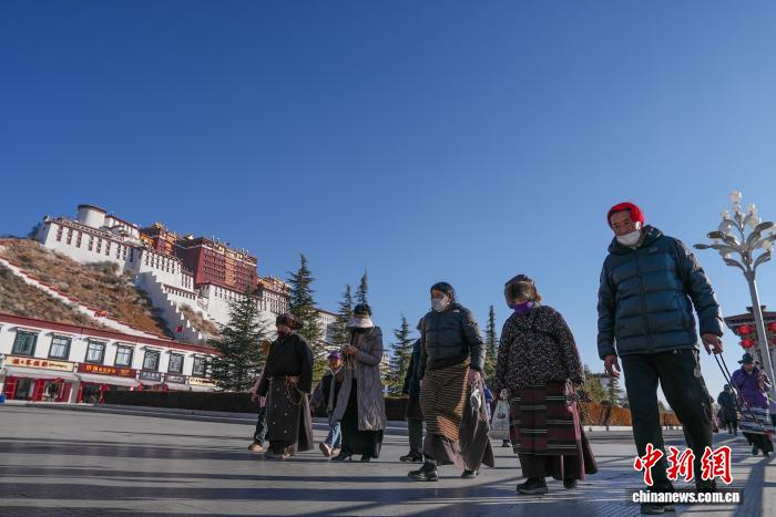 雪域高原农闲季信众赴拉萨朝拜忙