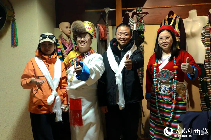 游客在扎西曲登社区体验藏族服饰文化。大家身着色彩鲜艳的藏装,佩戴特色饰品,脸上洋溢着喜悦的笑容。人民网记者 吴雨仁摄