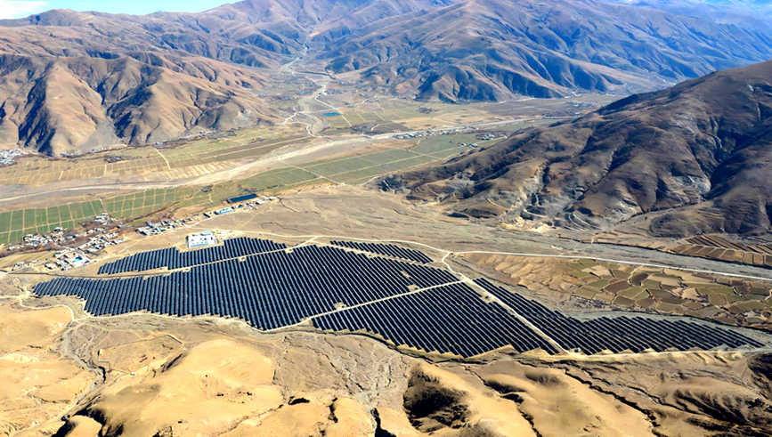 雅鲁藏布江畔，光伏“蓝海”覆盖昔日沙丘。人民网记者 吴雨仁摄