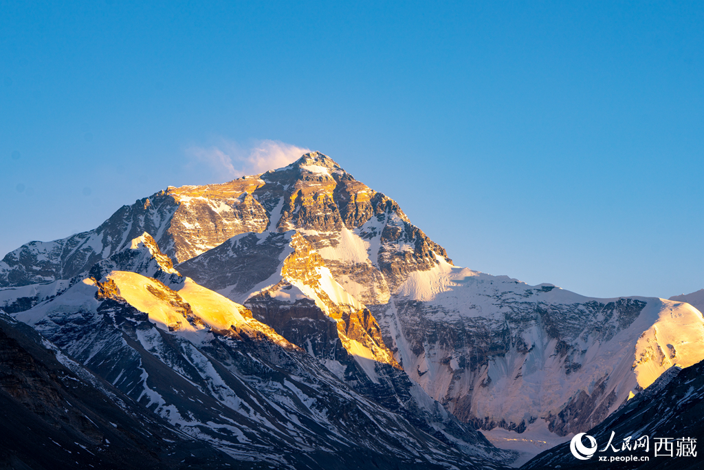 日照金山峰耸云。人民网记者 吴雨仁摄