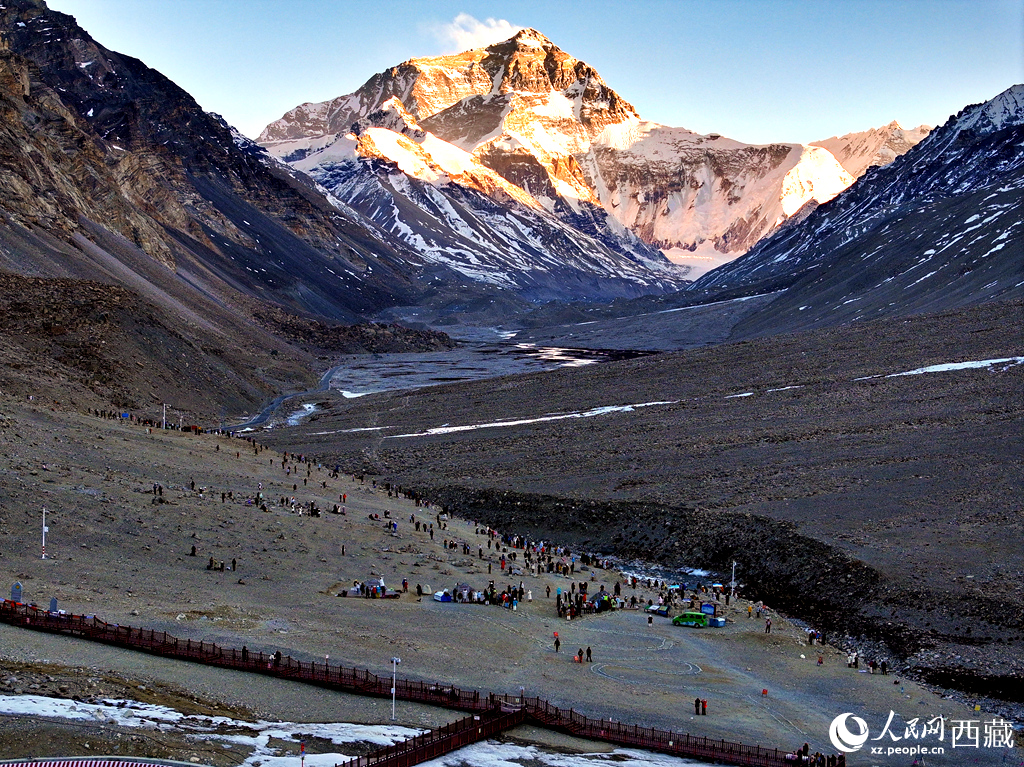 大本营游人观珠峰。人民网记者 吴雨仁摄