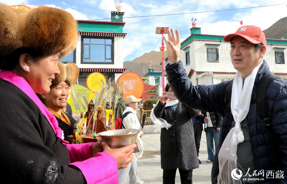 藏族同胞向游客敬献青稞酒。人民网记者 吴雨仁摄
