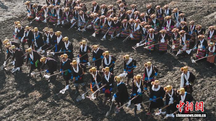 西藏雍布拉康脚下举行春耕仪式播撒新春第一粒种子