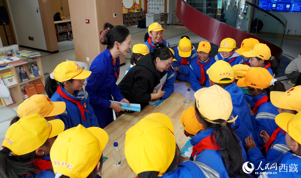 老师指导孩子阅读。人民网记者 吴雨仁摄