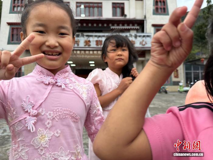 （滇藏公路50年）雅鲁藏布江畔五岁小摄影师和他的伙伴们