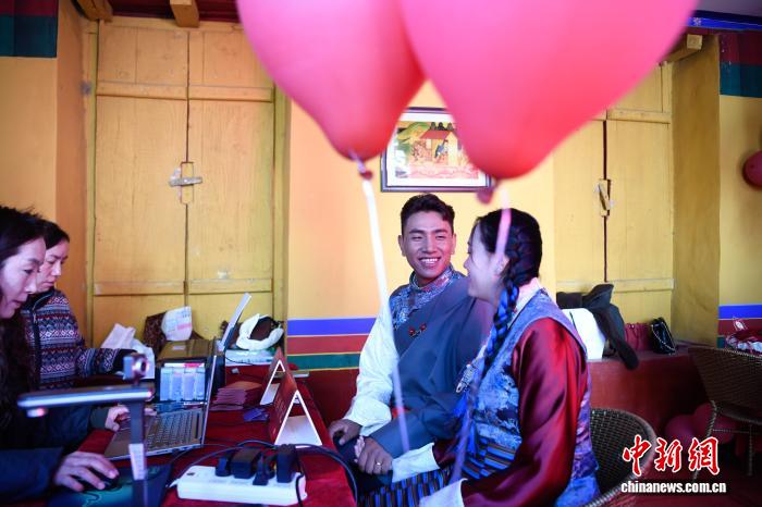 西藏罗布林卡推出场景式婚姻登记服务