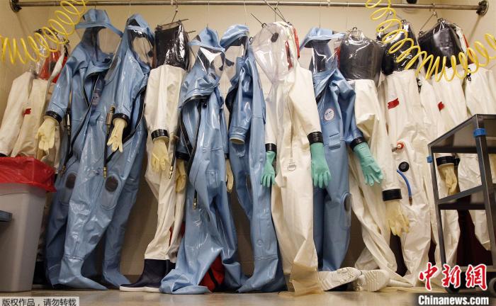 资料图：美国马里兰州德特里克堡的美国陆军传染病医学研究所实验室中，悬挂着隔离服。