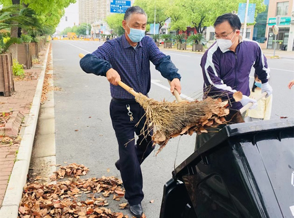 众安居民区志愿者清理落叶