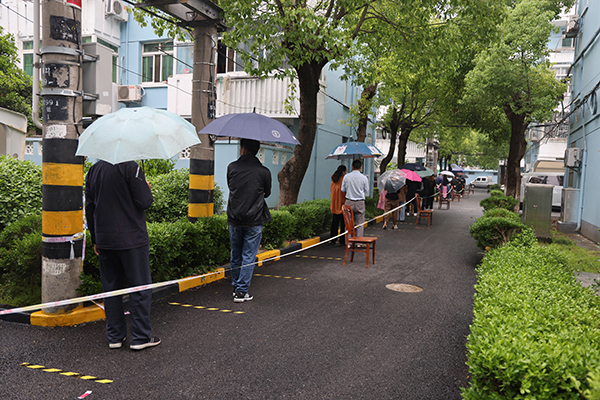 居民区雨天采样现场井然有序