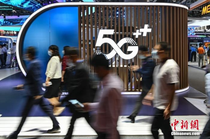 资料图：观众经过2021中国移动全球合作伙伴大会数智化展览上的“5G ”灯组。 <a target='_blank' href='/'><p  align=