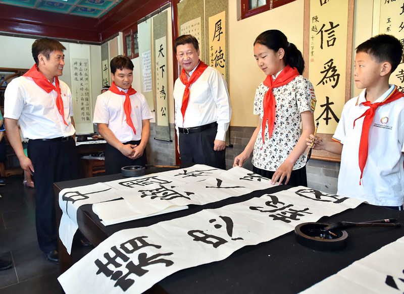 2014年5月30日，习近平总书记来到北京市海淀区民族小学，参加庆祝“六一”国际儿童节活动。