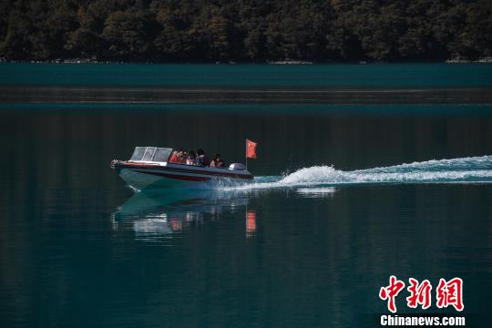 西藏5A级景区巴松措让民众吃上“生态旅游饭”