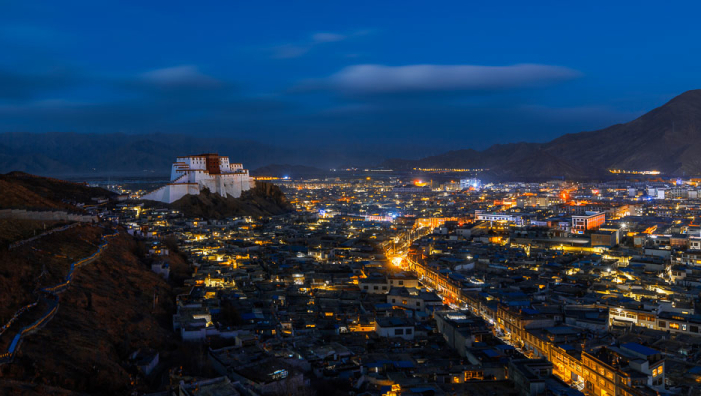 图为日喀则市夜景 摄影：赵�?.jpg