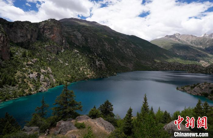 西藏昌都三色湖夏日风光秀丽