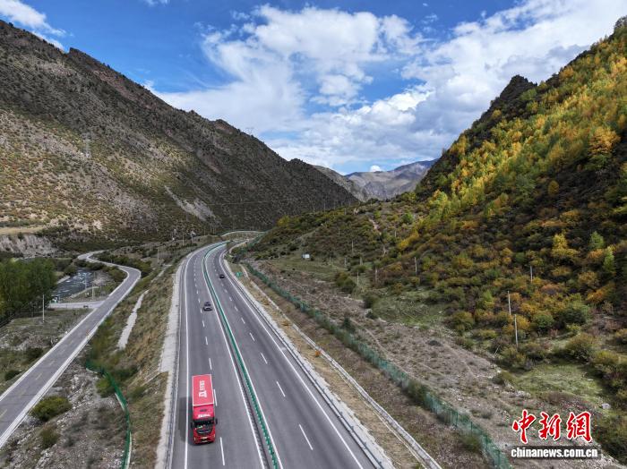 西藏林芝工布江达秋色美