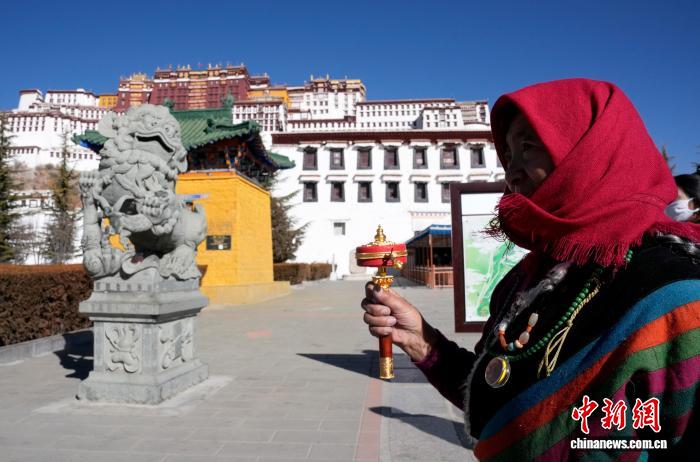 西藏拉萨:冬闲时节信众朝佛忙