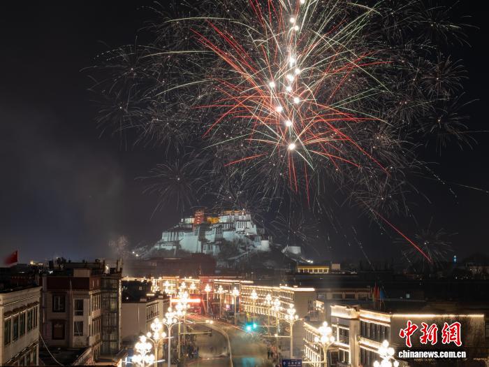 除夕“古突”夜古城拉萨烟花璀璨