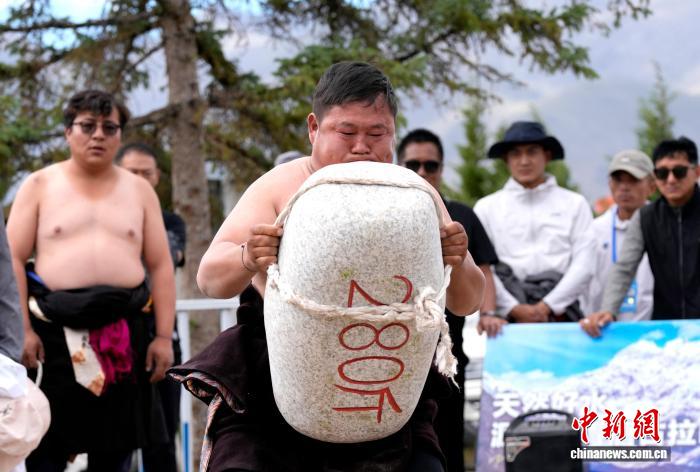 西藏拉萨：运动会上的力量之美