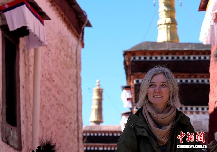 国庆假期中外游客游览西藏扎什伦布寺